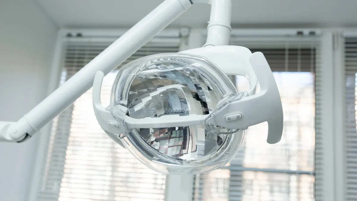 వైద్య లైటింగ్ సామగ్రిని నిర్వహించడానికి మరియు శుభ్రపరచడానికి అవసరమైన చిట్కాలు