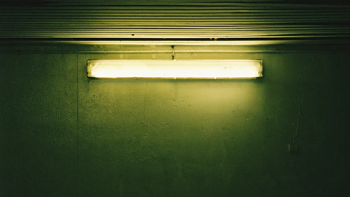 బాట్‌మాన్ B1 LED బాటెన్ లైట్ మరియు ఫ్లోరోసెంట్ ట్యూబ్‌ల మధ్య ప్రధాన తేడాలు